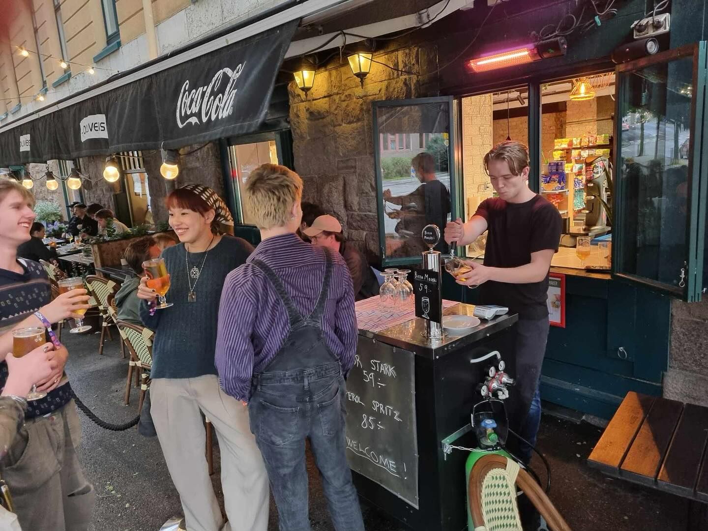 människor som köper öl på uteservering