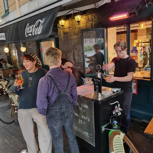 människor som köper öl på uteservering