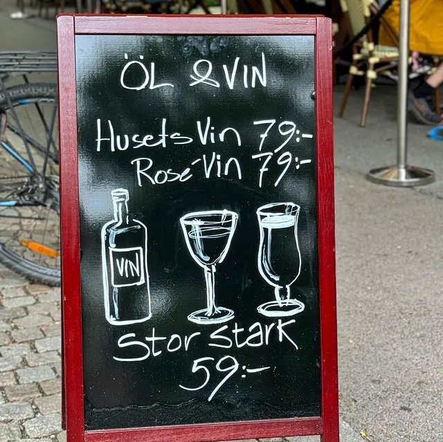 griffeltavla med priser på vin och öl
