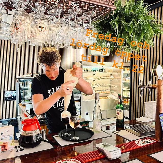 barpersonal som gör en Irish coffee