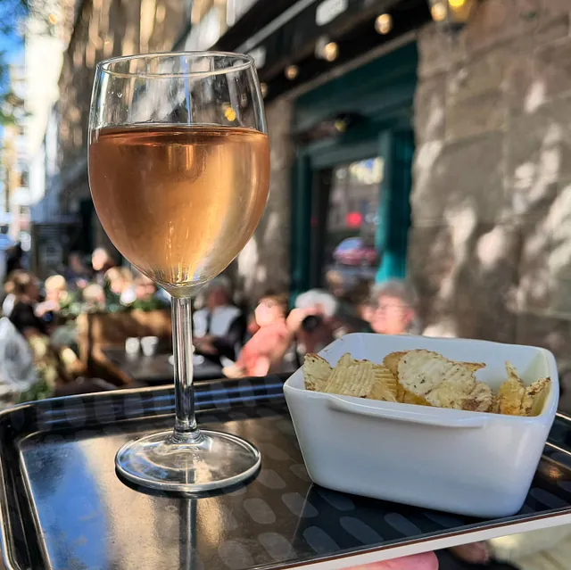 glas vin med rosé